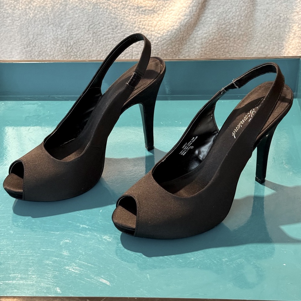EUC Lulu Townsend classic black satin heels